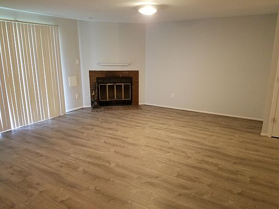 2nd image of 28 Silverton Ct