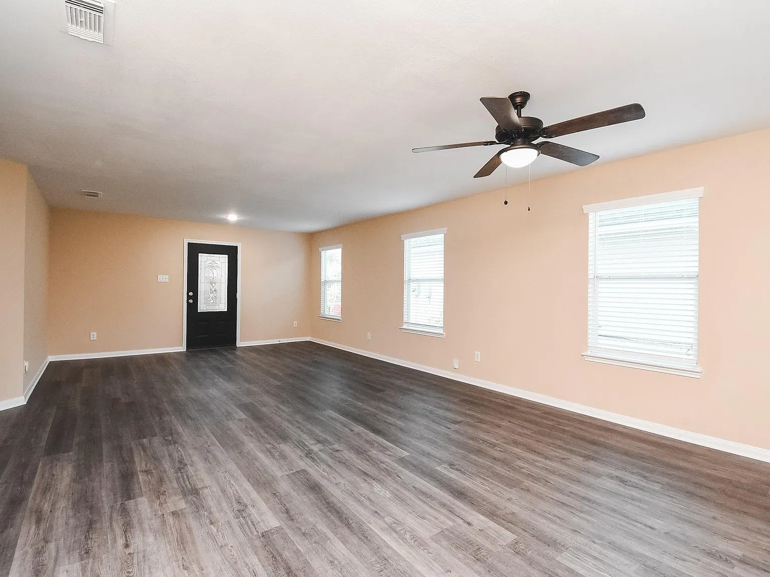 4 bed, 3.0 bath, 2940 sqft, $2,250 — Photo 2