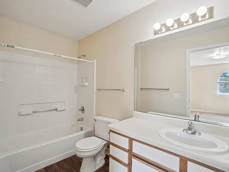 Sterling Pointe Apartments — Photo 31