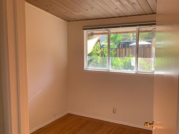 5th image of 986 Celia Way