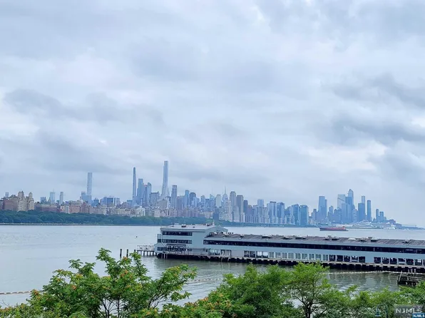 6103 City Pl, Edgewater, NJ 07020