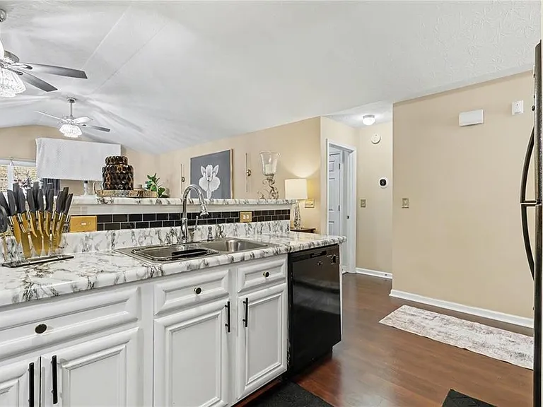 6390 Shadow Sq — Photo 12