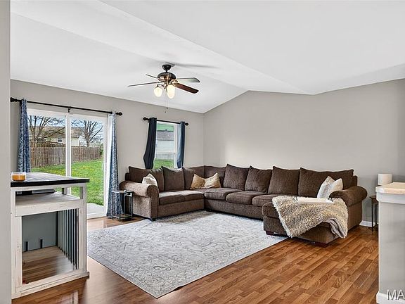 3rd image of 38 Shady Tree Ct