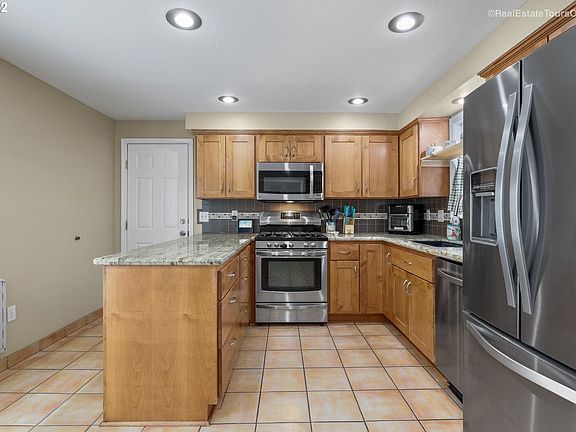 4th image of 2209 SE Evans Ave
