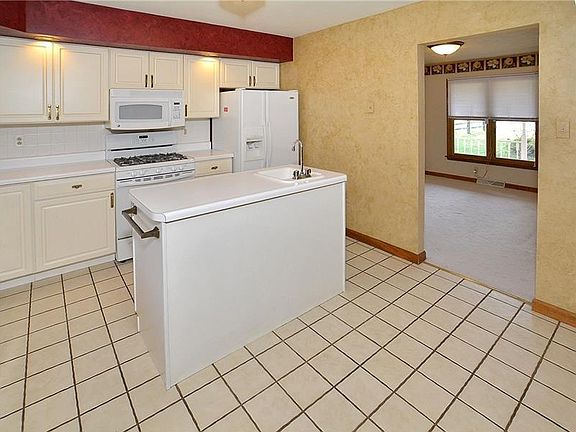 4th image of 105 Laurel Dr