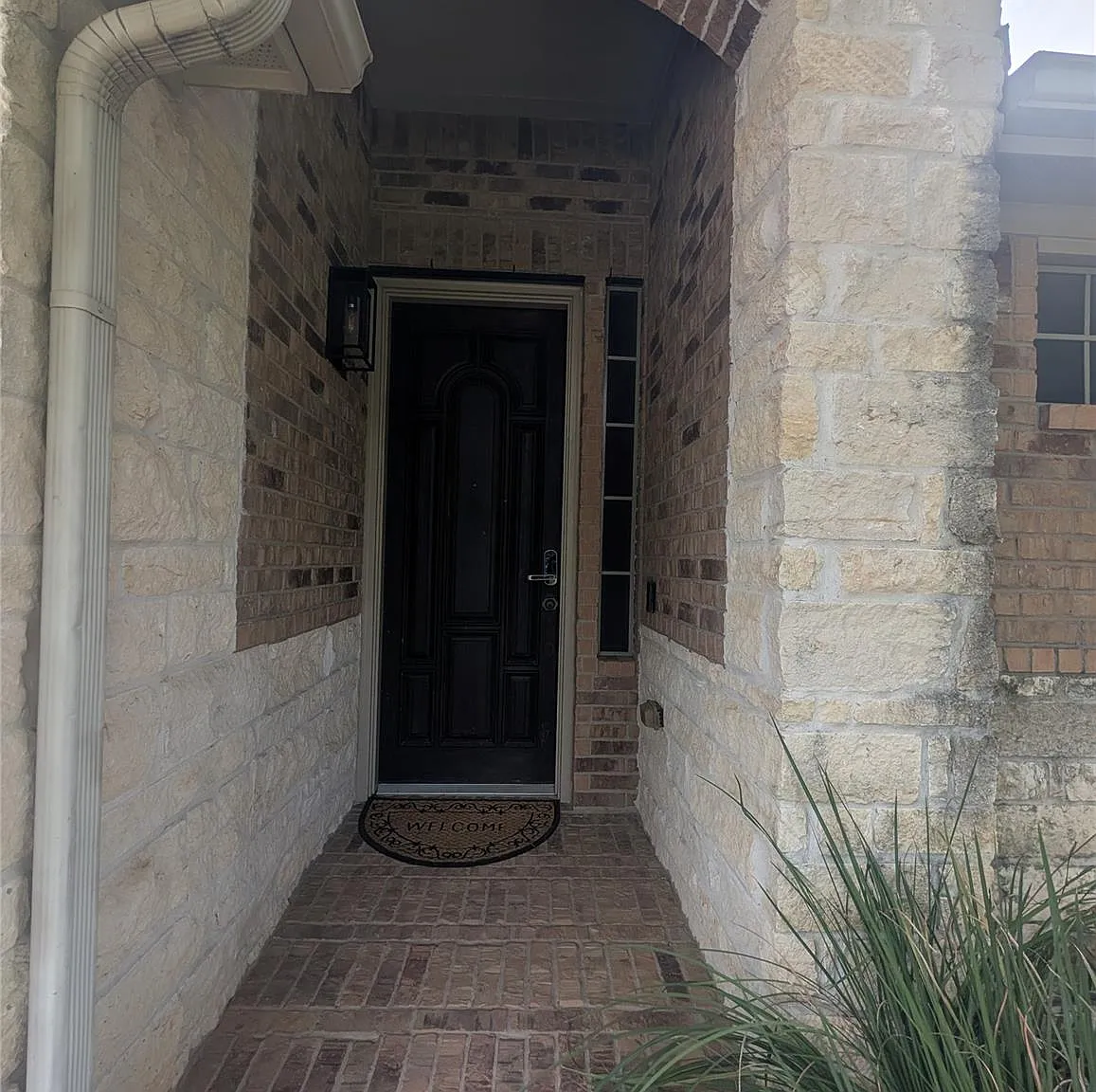 4 bed, 3.0 bath, 2433 sqft, $2,600 — Photo 2