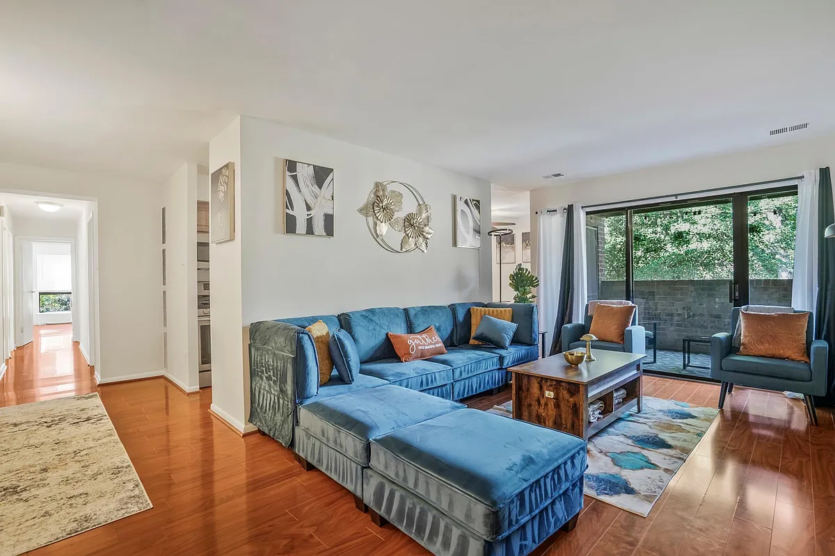 Open and Spacious Living Room - 11232 Chestnut Grove Sq #336