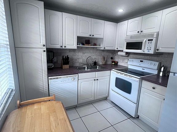 5th image of 128 S Cypress Road #816
