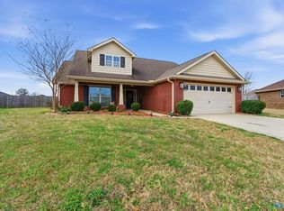 122 Coach Glen Ln, Owens Cross Roads, AL 35763