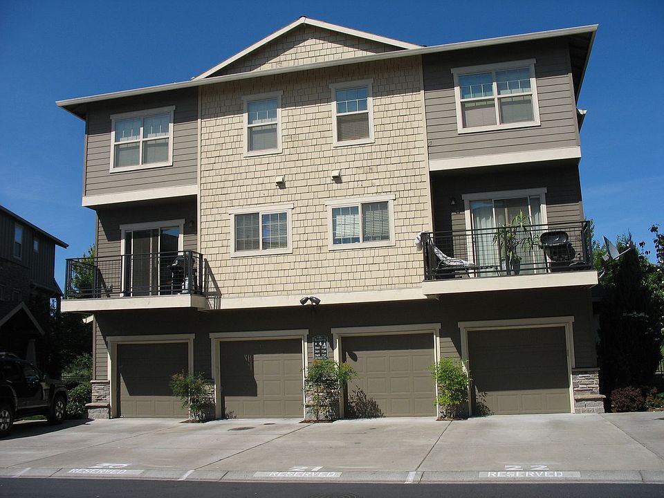 1st image of 734 NE Adwick Dr