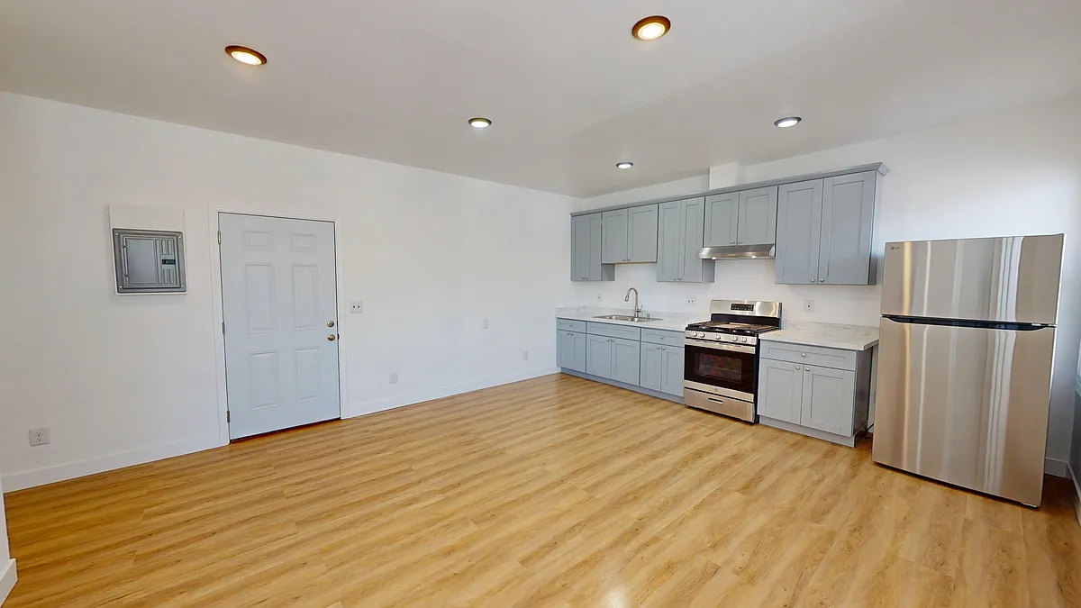 Building Photo - 521 W Macarthur Blvd #10