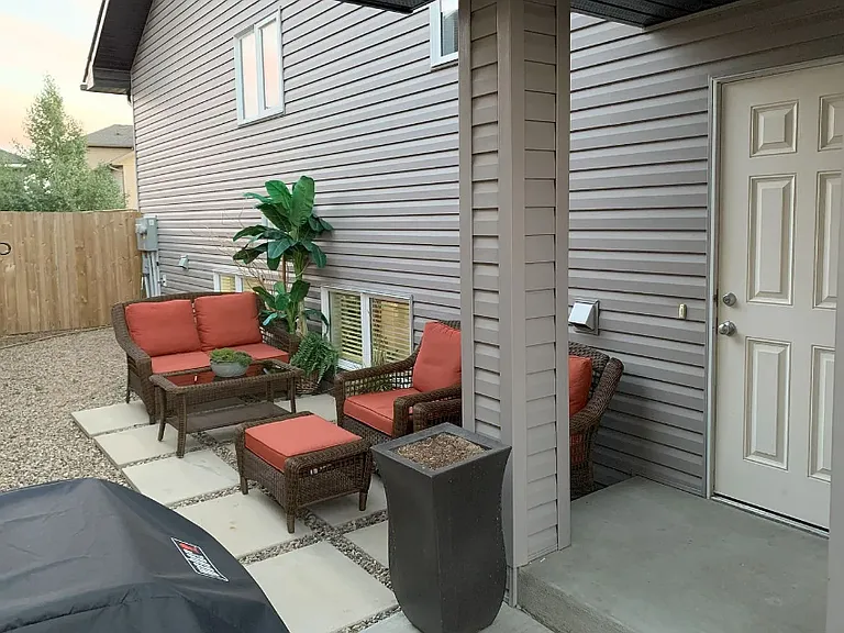 762 Hargreaves Cres — Photo 18