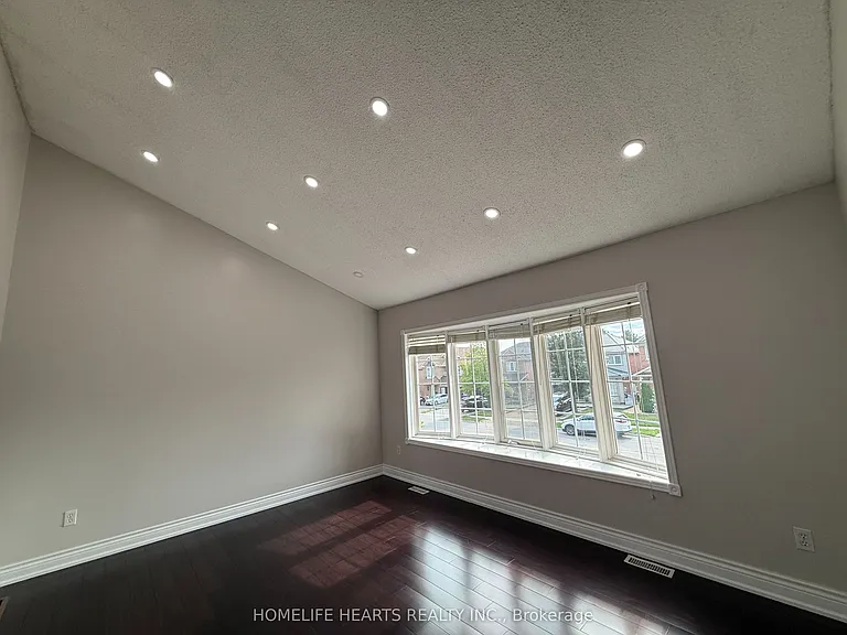 55 Queen Mary Dr — Photo 10