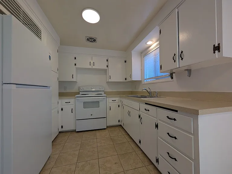 690 E 39th Ave — Photo 12