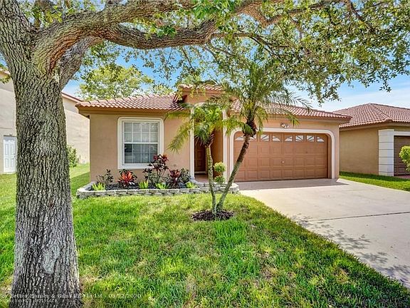 3rd image of 611 NW 182nd Way