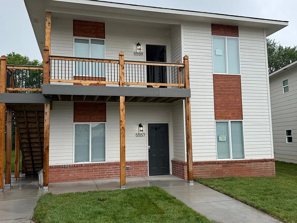 5557-59 N Bressler Dr