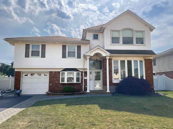 1496 Blue Spruce Ln