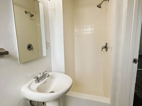 4th image of 5115 Melrose Ave #8