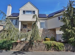 15 Pumone Ct, Staten Island, NY 10309