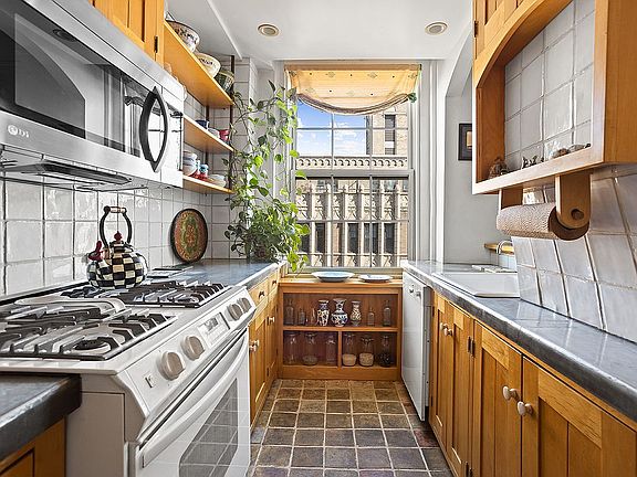 4th image of 677 W End Ave APT 15B