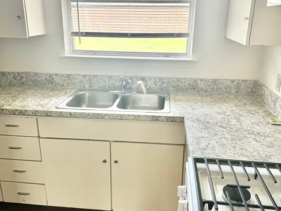4th image of 3617 Statler Dr