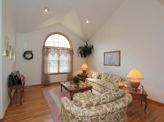 5th image of 2424 Pinetree Pl