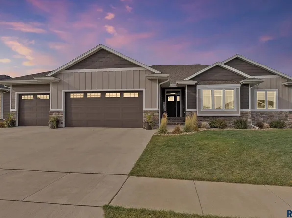 135 Liberty Cir, Harrisburg, SD 57032