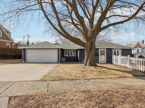210 Prospect AVENUE, Pewaukee, WI 53072