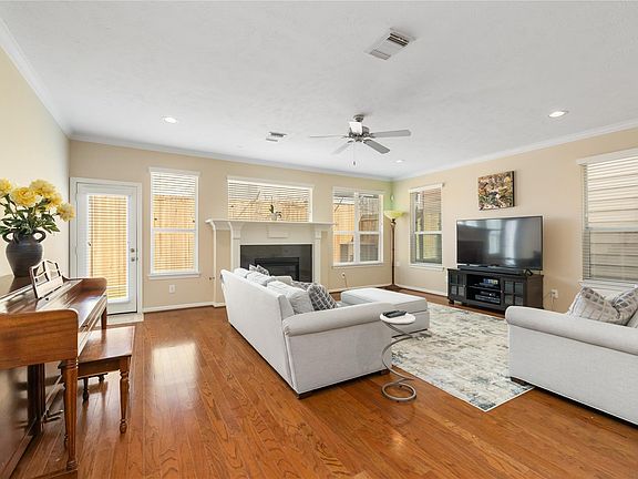 3rd image of 2632 Couch St