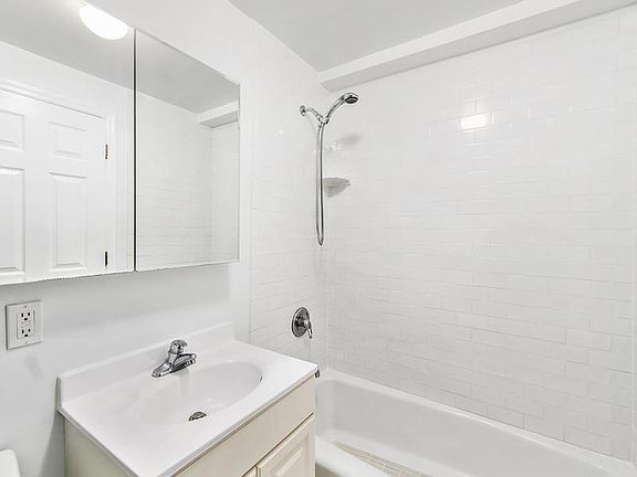 4th image of 2582 37th St #3C