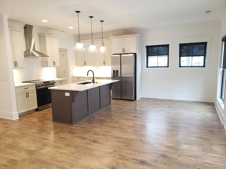 909 E State St — Photo 3