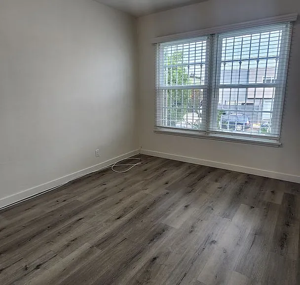 2305-2309 Halm Apartments — Photo 7