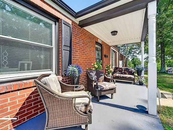 3rd image of 125 Forestlawn Dr