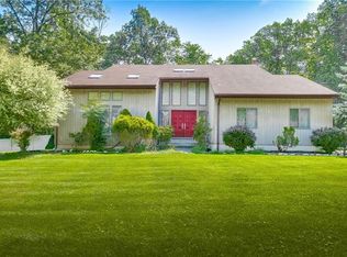 2 Erin Ln, Chestnut Ridge, NY 10977