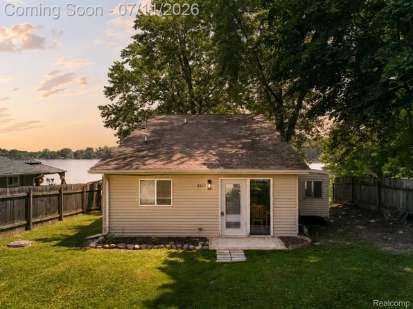 4165 Highcrest Dr, Brighton, MI 48116