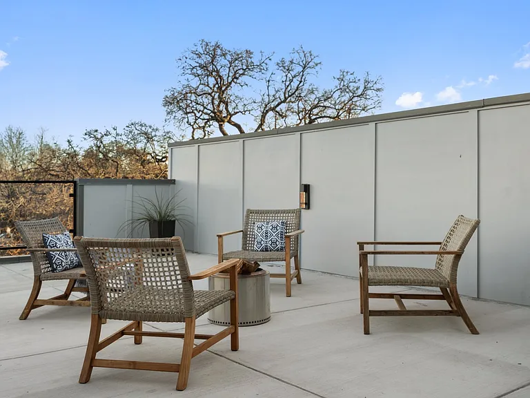 2348 Wycliff Ave — Photo 37
