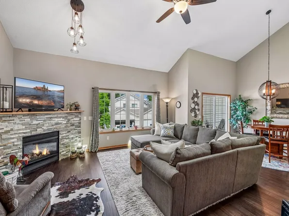 912 Kelly Ct, Chanhassen, MN 55317