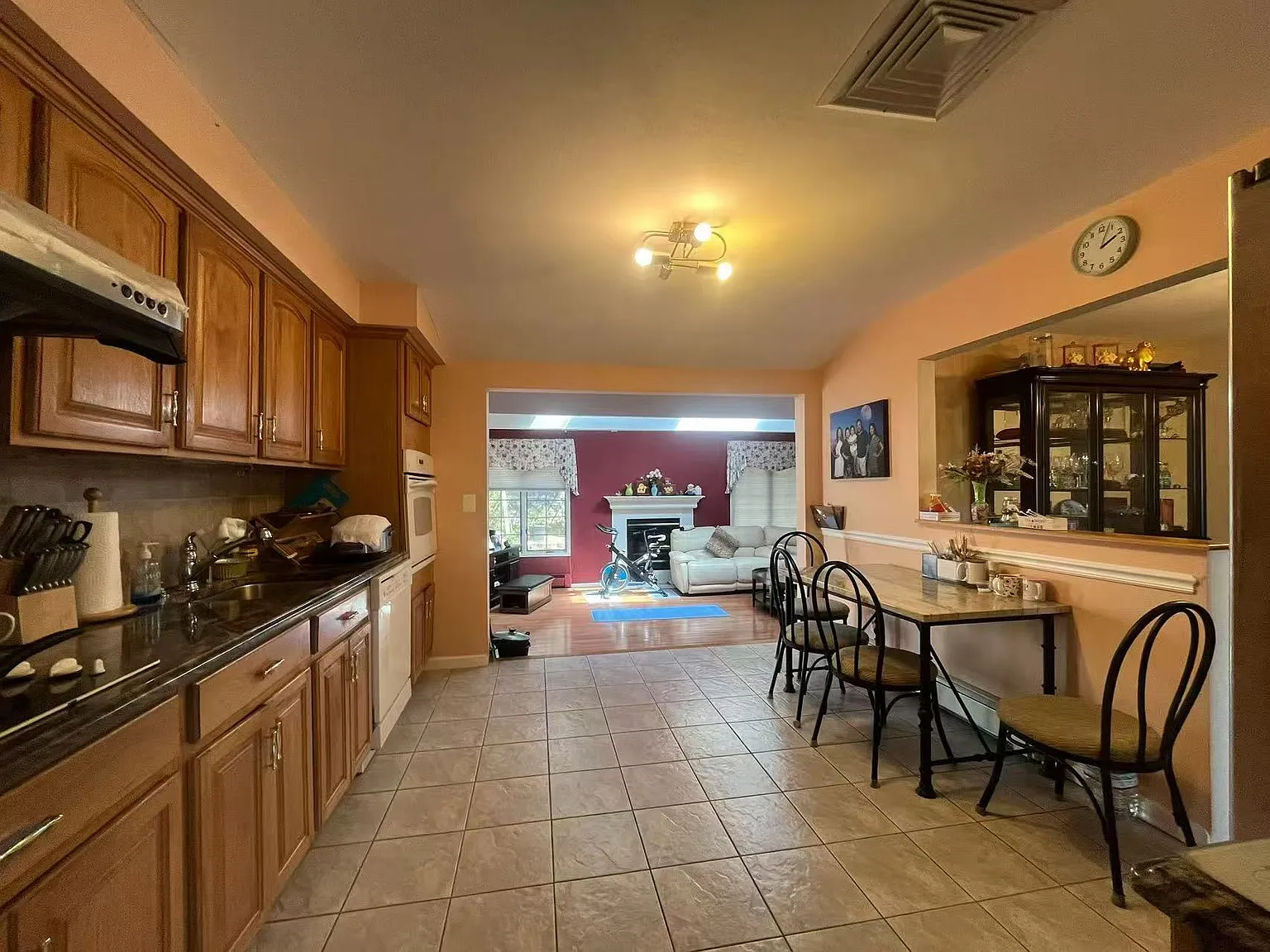 5 bed, 1800 sqft, $5,200 — Photo 1