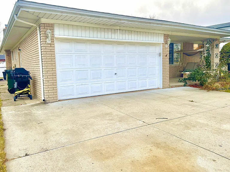 2868 Groves Dr — Photo 2