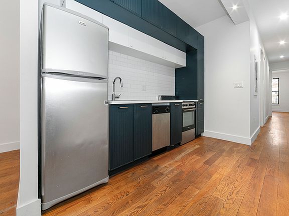 3rd image of 858 Hancock St APT 2
