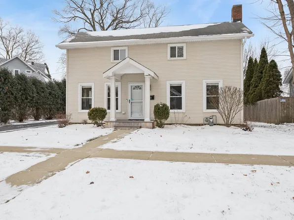 180 1st St, Crystal Lake, IL 60014