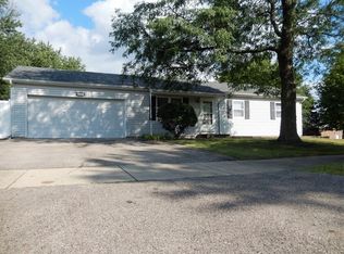 201 Basswood Dr, North Aurora, IL 60542