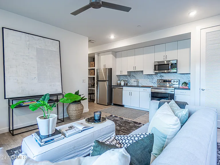 1102 Castle St #201 — Photo 11