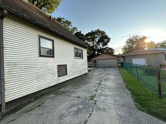 4th image of 1930 Greenfield Ave