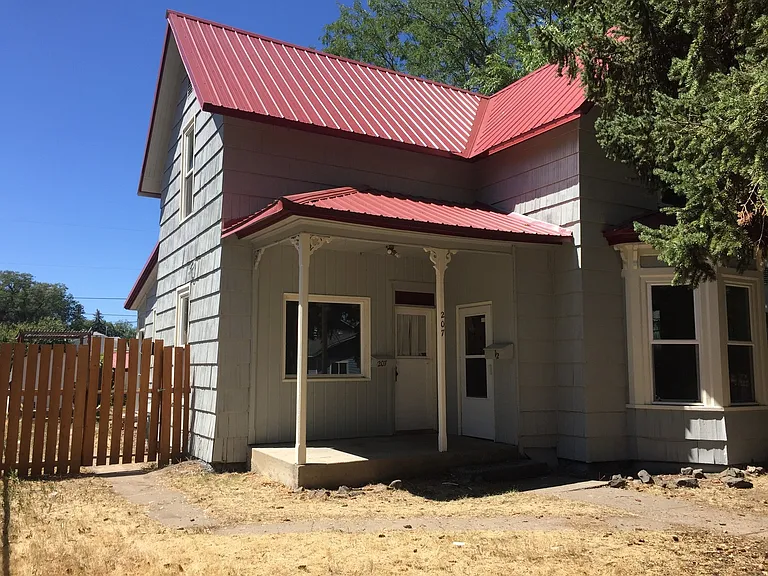 207 S Sprague St — Photo 2