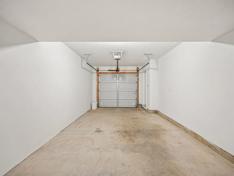 Latham Apartments — Photo 94
