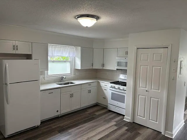 3 bed, 1200 sqft, $2,500 — Photo 2