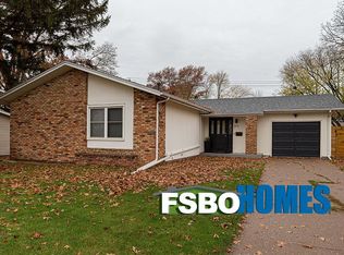 2910 Avalon Dr, Bettendorf, IA