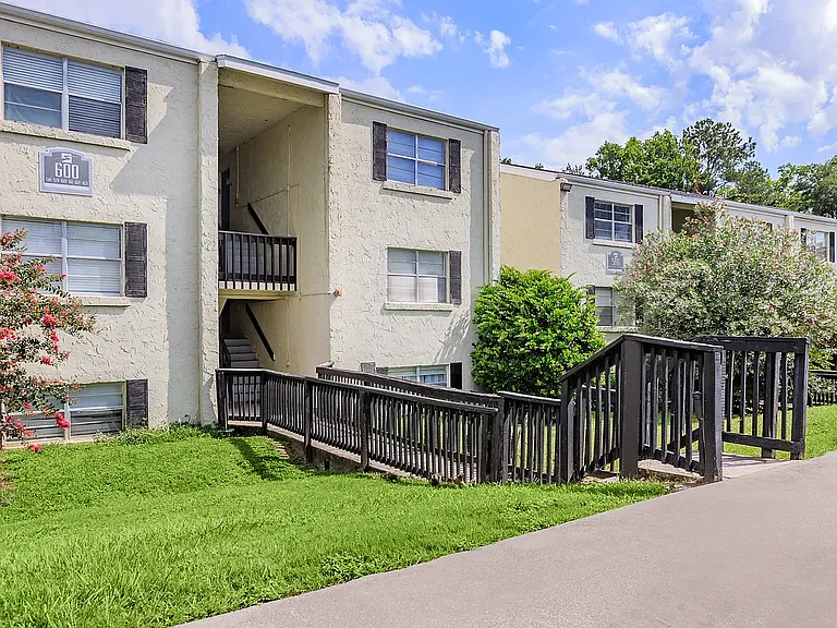Silversmith Creek Apartments — Photo 17