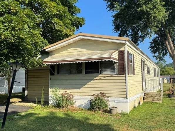 1066 Wish Cir, East Aurora, NY 14052